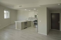 US Home Rental, Küchenzeile kombiniert mit einem Wohnzimmer