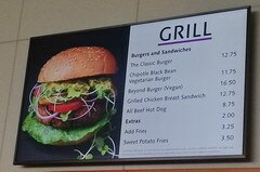 Coût du déjeuner aux USA, Food court à Los Angeles dans la galerie d'art, Grill burgers 