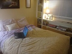 Logement économique aux USA, Petite chambre, lit et armoire encastrée 