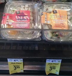 Billige Supermarkt-Mittagessen in den USA, Thai-Salate