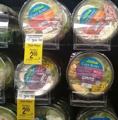 Günstige Supermarkt-Mittagessen, Salate in Hülle und Fülle