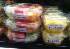 Günstiges Supermarkt-Mittagessen USA, Fruchtschnitten