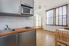 Billige Wohnung in London, Küche verbunden mit dem Wohnzimmer