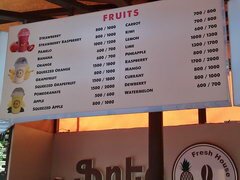 Prix des aliments dans la rue en Arménie (Erevan), menu jus de fruits