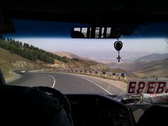 Armenischer Verkehr, Blick aus einem Bus auf dem Weg nach Tiflis