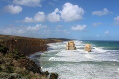 Die Great Ocean Road in Australien , Die Hauptattraktion der Straße sind die riesigen Steinmonolithen