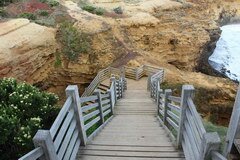 Parc de Port Campbell en Australie, Pour aller à la grotte, vous pouvez descendre les escaliers équipés