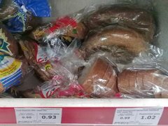 Lebensmittelpreise in Minsk, Belarus, Brot in einem Supermarkt