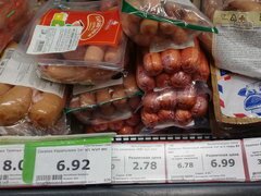 Lebensmittelpreise in Minsk, Weißrussland, Würstchen im Geschäft