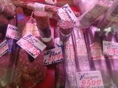 Lebensmittelpreise in Minsk, Belarus, geräucherte Würste auf dem Komarovski-Markt