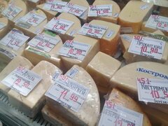 Lebensmittelpreise in Minsk, Belarus, verschiedene Käsesorten im Geschäft
