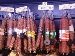 Lebensmittelpreise in Minsk, geräucherte Würste in einem Supermarkt