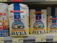 Lebensmittelpreise in Minsk, Belarus, Mehl im Supermarkt