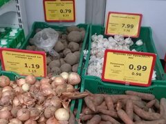 Lebensmittelpreise in Minsk, Belarus, Gemüse im Supermarkt