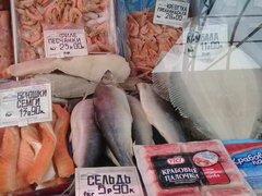 Lebensmittelpreise in Minsk, Belarus, Fisch und Garnelen auf dem Markt