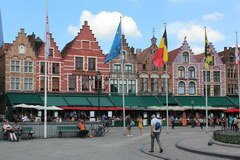 Belgische Sehenswürdigkeiten, Gebäude am Marktplatz von Brügge