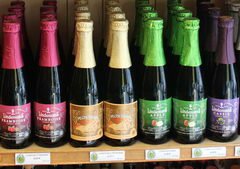 Souvenirpreise in Belgien, Bier in einem Touristengeschäft