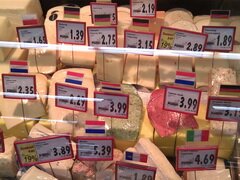 Lebensmittelpreise in Bulgarien, verschiedene Käsesorten im Laden