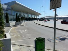 Verkehr in Sofia, Bulgarien, Kostenlose Bushaltestelle zwischen den Terminals am Terminal 2
