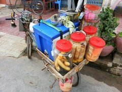 Kambodscha Straßenessen, Sie verkaufen Eiscreme in Bechern
