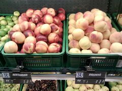 Kosten für Lebensmittel in Montenegro in Budva, Pfirsiche und Nektarinen