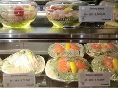 Wie viel man auf der Silja Line Fähre essen kann, mehr Salate und Sandwichs