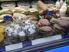Lebensmittelpreise in Helsinki, belegte Brötchen in einem Café