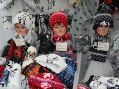 Preise für Souvenirs in Helsinki, Finnland, Mützen und Schals