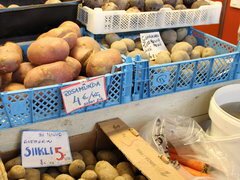 Preise auf dem Markt von Helsinki Embankment, Kartoffeln von Bauern