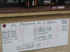 Preise in Frankreich für Alkohol, Wein in einem Weingeschäft