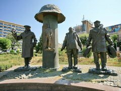 Visite de Tbilissi, Monument aux héros du film 