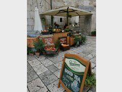 Kosten für Lebensmittel in einem Café in Trogir (Kroatien), Verkauf von Fruchtsaft