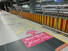 Metro Delhi, Sitzplätze nur für Frauen