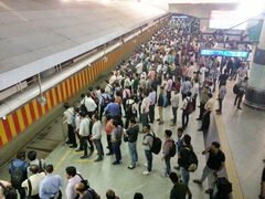 Metro Delhi, Bahnsteigverklemmung