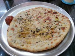 Essen Sie in Indien in einem lokalen Café, Uppam