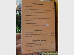 Kosten einer Mahlzeit in Bali für einen Touristen, in einem Cafe Frühstück
