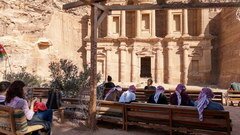 A voir et à faire en Jordanie, Pierre et le café qui surplombe le monastère