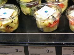 Lebensmittelpreise in Barcelona, Spanien, geschältes Obst