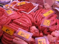Lebensmittelpreise auf dem Markt von Barcelona, katalanische Wurstwaren