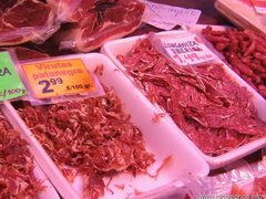 Preise auf dem Markt von Barcelona, in Scheiben geschnittener Jamon
