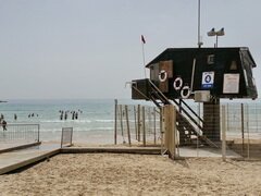 Urlaub am Meer in Israel, Rettungsschwimmer am Strand von Haifa