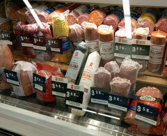 Lebensmittelpreise in Kanada, Würstchen im Supermarkt in Toronto