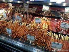 Was man in einem Supermarkt in Guangzhou, China, essen kann, Schaschlik