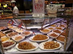 Was man in einem Supermarkt in Guangzhou, China, essen kann, chinesische Snacks