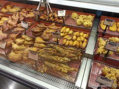 Was man in einem Supermarkt in Guangzhou China essen kann, Gebackenes Fleisch und Fisch