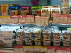 Lebensmittelpreise in China Guilin, Joghurts im Supermarkt