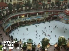Vergnügungen und Attraktionen in Seoul, Südkorea, Eislaufbahn im 1. Stock des Lotte World
