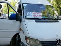 Transport au Kirghizstan, minibus à l'aéroport de Bichkek