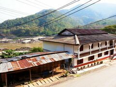 Laos, Pakbeng, Low-Cost-Herberge, Straßenansicht