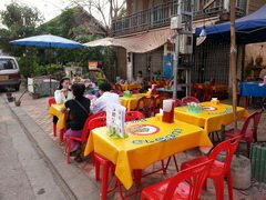 Laos, Vientiane, Lebensmittelpreise, Mittagessen im Straßencafé.